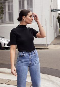 Black top and vintage Levis blue jeans | outfit | style | Harper and Harley Blue Jeans Black Top Outfit, Sarah Donaldson, Comfy Jeans Outfit, David Kibbe, Elegantes Outfit Damen, Short Noir, Blue Jean Outfits, Style Casual Chic, Casual Skirt Outfits