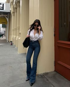 It Girl Fashion Aesthetic, Classy Jean Outfits For Women Chic, Slay Outfits Classy, Elegant Causal Outfits, Soft Dramatic Fall Outfits, College Outfit Inspo Aesthetic, Classy Outfits With Jeans, Elegant Jeans Outfit Classy, Women’s Western Outfits