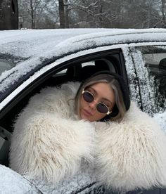 Winter Car Aesthetic, Alps Aesthetic, Old Money Hairstyles, Mob Wife Aesthetic, Wife Aesthetic, Girly Style Outfits, Aesthetic 2024, Accessories Aesthetic