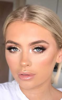 75 Wedding Makeup Ideas To Suit Every Bride #bridalmakeup #bridemakeup #bridemaidsmakeup #bridemakeuplook Wedding Eyes, Mekap Mata, Wedding Eye Makeup, Glam Wedding Makeup, Makeup Pengantin, Flot Makeup, Makeup Tip, Bridesmaid Hair Makeup, Bridal Makeup Natural