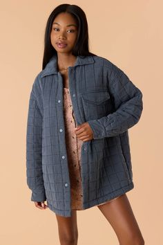 This cozy casual knit jacket features a premium cotton fleece quilted design, front snap buttons and solid color wash. It's the perfect layering piece for colder days. O'Neill Women's knit quilted jacket 29" In length Premium cotton fleece feel Front snap buttons Cozy casual fit Side pockets 100% Cotton fleece