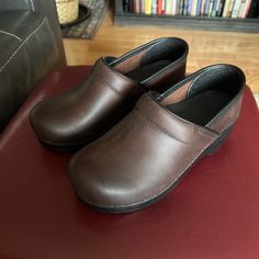 Brand New In Box. Professional Antique Brown Clogs. Dansko Sz 37 (6.5-7). Did Not Fit And Unable To Return. Dansko Clogs Outfit, Vintage Clogs, Clogs Outfit, Brown Clogs, Dansko Clogs, Fall 24, Dansko Shoes, Shoes Brand, Mule Clogs