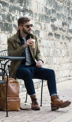 Mochila Backpack Masculina. Macho Moda - Blog de Moda Masculina: MOCHILA MASCULINA, pra Inspirar e Onde Encontrar! Como Usar Mochila Masculina? Casual Outfits With Boots, Mod Party, Mode Swag, Man Suit, Mens Fashion Smart, Mens Fashion Rugged, Neue Outfits