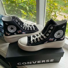 Nwt Converse High Top Sneakers Painted Butterflies Platform Shoes Sneakers, Painted Butterflies, High Top Chucks, Converse High Top, Grey Trainers, Converse Chuck Taylor White, Red Converse, Converse Run Star, Women Platform Shoes