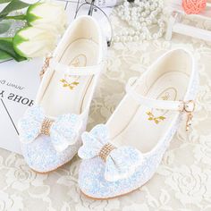 Fille de Bout fermé similicuir Low Heel Chaussures de fille de fleur avec Bowknot Boucle Pailletes scintillantes (207138701) - JJ's House Wedding Shoes With Bow And Round Toe, Sepatu Platform, Glitter Wallpaper Iphone, Shoes Kawaii, Girls Shoes Teenage, Kasut Tumit Tinggi, Flower Girl Shoes, Barbie Wedding, Kawaii Shoes