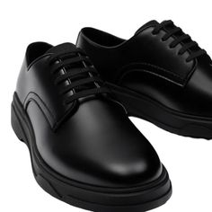 Shoes In Casual Style With A Semi-Round Toe. Lace For Five Pairs Of Eyelets, Volume Sneaker Sole. Black Leather Lace-up Shoes With Contrast Sole, Black Lace-up Shoes With Vibram Sole, Black Lace-up Leather Shoes With Vibram Sole, Black Lace-up Shoes With Textured Sole, Black Dress Shoes With Textured Sole And Round Toe, Black Leather Shoes With Textured Sole For Work, Black Flat Heel Lace-up Business Shoes, Black Closed Toe Lace-up Shoes For Business, Black Closed Toe Lace-up Business Shoes