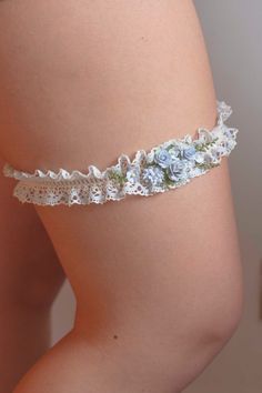 Garter for the bride in dusty blue, white and blue, ideal for a romantic or rustic style wedding or for the bride on her wedding night. Each piece is unique and there may be small variations in the flowers since when they are made they are never exactly the same, although visually very similar, you must take this into account when placing your order. Gift for the bridesmaids for an original photo of all together showing the leg with the garter all the same. If you do not find a garter in the color you want, do not hesitate to contact me as they are completely handmade and we can make them in any color and flower variants. Contact me without any commitment, I'm sure I can help you. Ideal gift for the bride for the wedding night, a gift for a silver wedding or a gift for a golden wedding. Something Blue Accessories, Wedding Day Something Blue, Light Blue And White Wedding Theme, Blue Wedding Garder, Dusty Blue Wedding Dress, Neutral Tone Wedding, Blue Garter Wedding, Blue Wedding Accessories, Wedding Garder