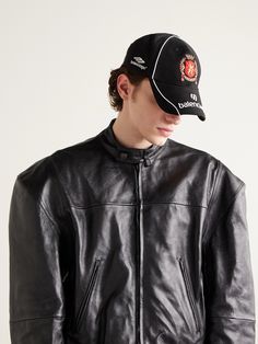 EXCLUSIVE AT MR PORTER. Balenciaga's baseball cap is embroidered with the brand's logo and a crest inspired by the patches on football jerseys. It's made from hard-wearing cotton-twill and features 'Mayfair' at the side, which is the location of one of the label's London stores. Black Beanie Outfit, Balenciaga Cap, Balenciaga Men, Beanie Outfit, Black Balenciaga, Cap For Men, Balenciaga Logo, Baseball Caps Mens, Balenciaga Black