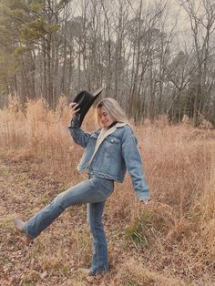 Yellowstone Female Outfits, Cowgirl Camping Outfits, Cowgirl Snow Photoshoot, Ranch Fashion Women, Jean Jacket Western Outfits, Casual Ranch Outfit, Ranch Style Outfit Women, Western Mountain Cowgirl Outfits, Modern Cowboy Outfit Women