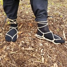 Waraji - japanese rope sandals of samurai and ninja - Inspire Uplift Traditional Japanese Sandals, Japanese Shoes Traditional, Ninja Sandals, Japanese Traditional Shoes, Samurai Shoes, Spy Suit, Rope Shoes, Warrior Shoes, Japanese Sandals