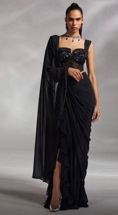 Corset Sari Blouses, Designer Black Saree, Black Corset Blouse, Drape Saree Designer 2023, Sweetheart Neckline Blouse Pattern, Corset Saree Blouse Design, Corset Outfit Indian, Saree With Corset Blouse, Pre Draped Saree Gown