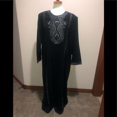 Women Black Abaya With Silver Stitching In Size M. Brand New Never Worn With Tags . 55” Long 20” Arm Pit To Arm Pit . Comes From Smoke/Pet Free Home Traditional Black Maxi Length Thobe, Festive Long Black Abaya, Elegant Black Agbada For Eid, Black Long Sleeve Agbada For Eid, Long Sleeve Black Agbada For Eid, Traditional Black Agbada With Dabka Detailing, Traditional Black Agbada With Dabka, Traditional Black Thobe For Eid, Black Long Thobe With Dabka