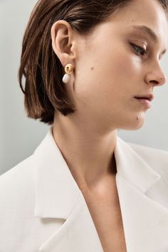 Disponible en oro vermeil. Cada perla es única y es posible que no sea exactamente como se muestra en la imagen.

 Poste de plata de ley
 Hecho a mano en Nueva York.



 También disponible en una versión más grande: Pendientes Elsa . Timeless Everyday Pearl Earrings, Timeless Pearl Earrings For Everyday, Modern Formal Earrings With Pearl Pendant, White Modern Pierced Pearl Earrings, Modern White Pierced Pearl Earrings, Timeless White Pierced Earrings, Classic White Pearl Earrings For Everyday Elegance, Formal Minimalist Pearl Earrings With Charm, Luxury White Earrings For Everyday