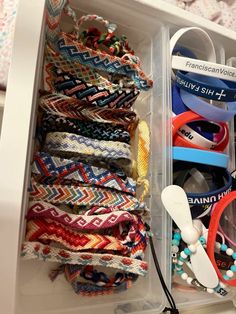 Thread Bracelet Making, Colorful Bracelets Aesthetic, String Bracelet Aesthetic, Summer Bracelets Aesthetic, Summer String Bracelets, Summer Friendship Bracelets Pattern, Friendship Bracelet Aesthetic, Aesthetic Friendship Bracelets, String Bracelet Ideas