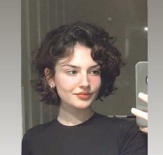 Pixie For Double Chin, Super Curly Pixie Haircut, Very Short Formal Hairstyles, Curly Short Hair Middle Part, "bixie" Haircut 2022 Wavy, Curly Bixie Haircut Girl, Curly 90s Haircut, Wavy Queer Haircut, Short Layered Hair With Curtain Bangs Curly