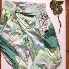 Rare Super Lightweight Bunched Waist Belt Banded Bottom Pistachio And Mint Parachute Pants Really Cute Quilted Pants, Parachute Pant, Split Legs, Tie Dye Leggings, Black High Waist, Fp Movement, Athletic Leggings, White Tie, Free People Pants