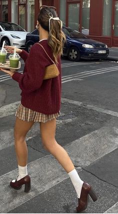 spring 2024 red wine knitted sweater Knited Sweater, Sandal Tali, Stile Blair Waldorf, Adrette Outfits, Dark Academia Outfits, Look Adidas, Academia Outfits, Fest Outfits, Chique Outfits