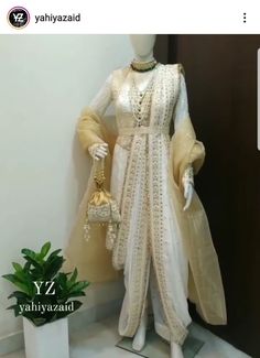 Kada Dupatta Designs, Saree Overcoat, Khada Duppata Hyderabadi, Khada Dupatta Designs Pakistani, Khada Dupatta Hyderabadi, Garara Designs Pakistani Dresses, Modern Dress Patterns, Dupatta Draping, Pakistani Party Wear Dresses