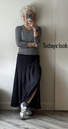 Winter Dresses For Women Over 50, Casual Outfits Autumn 2024, 50 Plus Fashion Over 50 Fifty Not Frumpy, Minimalist Clothing Aesthetic, Boho Chic Winter Outfits, Swedish Style Fashion, Feminine Energy Outfit, Wearing Vs Styling Outfits, Fashion At 50