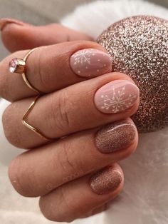 short gold glitter nails with snowflakes Neutral Snowflake Nails, Gel Nails December, Low Key Christmas Nails, Nude Christmas Nail Designs, Christmas Nails With Red, Casual Christmas Nails, Pretty Nails For Winter Short, Winter Nails Natural, December Dip Nails