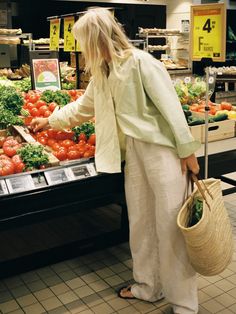 A must-have-item in any wardrobe is the Linen Pants! The relaxed fit and drawstring waist makes them adjustable and comfortable. The natural linen material is breathable and has been pre-washed to prevent it from shrinking. The linen fibers comes from within the EU and is certified with Masters of linen certification.