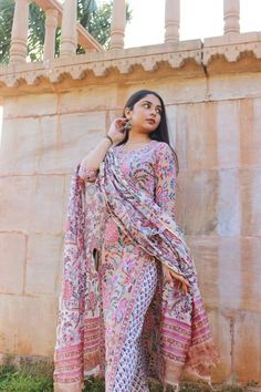 Indian Wear Poses Photography, Kurti Photo Poses, Kurti Poses, Kurti Casual, Ootd Photoshoot, Snapchat Photo, Cotton Suit Designs, Dress Pics, Quick Dip