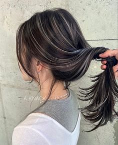 Skunk Hair, Korean Hair Color, Hair Color Underneath, Brown Hair Inspo, Hair Color Streaks, Black Hair With Highlights, Dark Hair With Highlights, Hair Streaks