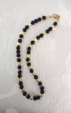 Collana con perle lisce di lava nere e barilotti in ematite  oro 18 k Elegant Black Rondelle Beaded Necklaces, Elegant Black Necklaces With Gold Beads, Elegant Black Beads With Gold Details, Elegant Black Necklace With Gold Beads, Elegant Polished Black Beads, Elegant Black Polished Beads, Elegant Black Jewelry With Gold Beads, Elegant Gold Beads With Black Details, Elegant Black Jewelry With 8mm Beads