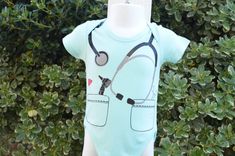 Traje o traje de bebé dr o enfermera. | Etsy Cute Character Print Onesie For Playwear, Cute Character Print Onesie For Play, Nurse Scrubs, Or Nurse, Costume For Halloween, Scrubs Nursing, Unisex Baby Clothes, Halloween Disfraces, Gender Neutral Baby