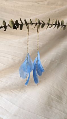 ♀ Handmade feather earrings ♀ Feathers: Coque  ♀ Hoos: 14k gold plated surgical steel  ♀ Drop Height: 7 in. ♀ Nickel Free ♀ Made to Order Feather Crafts, Blue Feather, Flower Jewelry, Feather Earrings, Boho Stil, Dream Jewelry, Chain Earrings, Flower Jewellery, Bohemian Jewelry