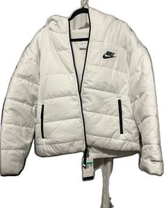 White Winter Outerwear For Streetwear, White Streetwear Outerwear With Padded Collar, Nike Long Sleeve Puffer Jacket For Outdoor, Sporty White Outerwear With Padded Collar, White Outerwear With Detachable Hood And Long Sleeves, White Long Sleeve Outerwear With Detachable Hood, White Hooded Outerwear With Fleece Lining, White Puffer Jacket With Detachable Hood For Fall, White Long Sleeve Windbreaker For Winter