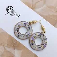 Material: Metal Plated, Light weight resin and real  flower Pendant length: 25 mm width: 20mm 🥰Free shipping worldwide: The package needs about 7-14 business day to all over the world. 🥰 Unique gifts for sister, female friend, girlfriend, family, lover, daughter, wife, mother and etc. ❤️Due to the handmade earrings, slight variations may occur, but the design remains as similar as possible. ❤️Please feel free to contact me if you have any questions and any ideas ❤️ Gold Round Resin Flower Earrings, Gold Round Flower Earrings In Resin, Flower Charm Resin Earrings, Resin Flower Earrings With Flower Charm, Resin Earrings With Flower Charm, Handmade Round Resin Flower Earrings, Round Resin Flower Earrings, Hypoallergenic Resin Flower Earrings, Resin Flower Earrings With Pressed Flowers