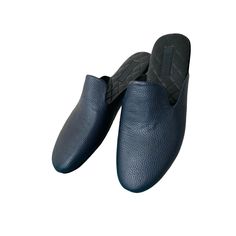 Blue leather house slippers for men made of durable and elastic leather will serve you for a long time while maintaining their fit and comfort. Slippers are easy to put on and keep your feet warm while looking stylish. Slippers are comfortable and practical, they are convenient to take with you on any trip. Made from 100% genuine leather Brand: Saint Shalih Upper material - cowhide leather Lining material - goat leather Inner sole material - goat leather Outsole material - suede/rubber. Size/Insole length, mm: 9US/    274mm/ 10.79in; 9.5US/ 280mm/ 11.02in; 10US/  280mm/ 11.02in; 10.5US/ 286mm/ 11.26in; 11US/    292mm/ 11.50in; 11.5US/ 298mm/ 11.73in; 12US/    304mm/ 11.97in. Width - Wide If you have any questions, please do not hesitate to ask. Travel Slippers, Leather Slippers For Men, Men Slippers, Slippers For Men, Indoor Slippers, Comfortable Slippers, Father's Day Gifts, Leather Slippers, Goat Leather