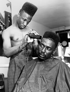 1980 Hairstyles, Jamel Shabazz, Black Men Haircuts, African American Culture, Black Men Hairstyles, Men In Black, Foto Tips, Athletic Hairstyles