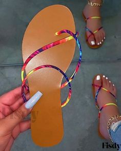 Fisdy - Sandalias planas casuales con anilla de color para un look chic y moderno Popular Sandals, Pretty Sandals, Toe Ring Sandals, Fashion Shoes Sandals, Comfortable Slippers, Women Shoes Flats Sandals, Girly Shoes, Casual Slippers, Toe Ring