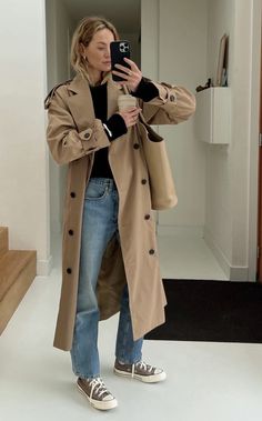 Transitional Outfits Winter To Spring, Trench Coat Outfit Ideas, Trench Coat Outfit Fall, Coat Outfit Ideas, Trench Outfit, Outfit Otoño, Trench Coat Fall, Mode Mantel, Old Money Outfits