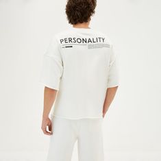 T-Shirt Personality White – ALMZV White Boxy Fit T-shirt With Letter Print, White Boxy Fit T-shirt With Text Print, Leisure T-shirt With Screen Print And Relaxed Fit, Leisure Cotton Slogan T-shirt, Cotton Slogan T-shirt For Leisure, Modern Relaxed Fit T-shirt With Text Print, White Short Sleeve Leisure Top, White Short Sleeve Top For Leisure, Oversized White Shirt With Text Print