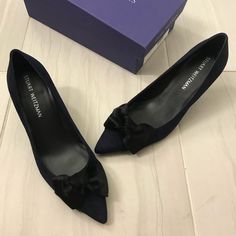 Brand New In Box, Stuart Weitzman Navy Kitten Pumps With Black Shearling Bow. Never Worn And Very Chic. Navy Pumps, Stuart Weitzman Shoes, Stuart Weitzman, Shoes Women Heels, Black Blue, Blue Black, Shoes Heels, Pumps, Women Shoes