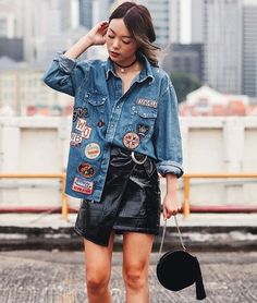 Moda / Inspirações / Fotos Variadas - Fazemos Parcerias com Lojas - Anuncie aqui - Contato : Direct Patched Denim, Teens Movies, Skirt Wrap, Clothes Casual, Denim Patches, Black Leather Skirts, Round Bag, Skirt Leather, Black Choker