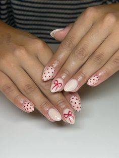 From Nails_by_liv_ on instagram Winter Nail Acrylic Ideas, Nail Inspiration Preppy, Gel Nail Designs Easy Simple, Christmas Hawaii Nails, Nail Designs Without Charms, Easy Beginner Nail Ideas, Cheerleading Nails Designs Cheer, Florida Christmas Nails, Princess Diaries Nails