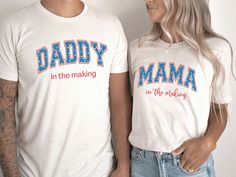 Introducing our cute 4th of July Pregnancy Announcement Couples T-shirts. This shirt is high quality, light, and made with soft ringspun cotton. A great shirt for a patriotic mom and dad-to-be. Find seasonal and niche-inspired shirts, t-shirts, and sweatshirts here at Wide Awake Cph. Bella And Canvas Brand Shirts Unisex Adult Sizing (NB. This is not a maternity shirt) Rolled Sleeves in pictures are for styling purposes only  SIZE CHART Please scroll through the listing photos to see the size cha Family Matching 4th Of July T-shirt With Graphic Print, Family Matching White Tops For 4th Of July, Family Matching Independence Day Graphic T-shirt, Family Matching T-shirts For 4th Of July, Family Matching Short Sleeve T-shirt For 4th Of July, 4th Of July Short Sleeve Tops With Name Print, 4th Of July Name Print Short Sleeve T-shirt, 4th Of July Short Sleeve T-shirt With Name Print, Crew Neck Tops For Gender Reveal