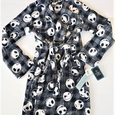 Jack Skellington Soft Plush Robe Boys Size Large (12/14) Machine Wash And Dry Brand New With Tags Disney Princess Books, Fuzzy Robe, Disney Princess Toddler, Baby Bath Robe, Plush Robe, Disney Pajamas, Disney Princess Cinderella, New Jack, Girl's Back