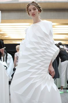 Architectural Fashion Design - white dress with 3D pleats & sculptural silhouette; wearable sculpture // Yuki Hagino Cardboard Dress, Fashion Origami, Origami Dress, Origami Fashion