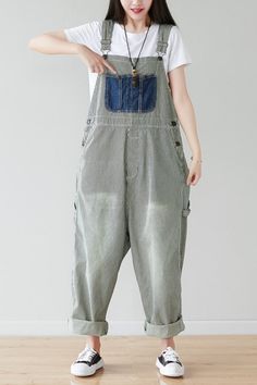 #overalls #dungarees #stripes #gray Overalls Women Fashion, Baggy Dungarees, Ladies Streetwear, Overalls Summer, Loose Romper, Basic Jeans, Strap Pants, Jeans Pant, Striped Denim