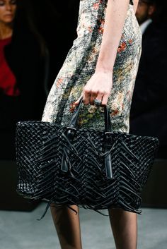 Bottega Craftmanship Bottega Veneta Shoes, Woven Leather Bag, Soft Leather Handbags, Beautiful Handbags, Fashion Week Runway, Gorgeous Bags, Handbag Shoes, Fashion Shows