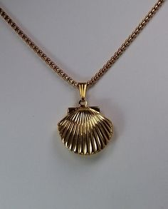 Gold Plated Seashell Locket Clam shell Locket is 25mm x 20mm in size strung on a 2mm wide 60cm / 23.6 inches long gold plated stainless steel high quality rounded BOX chain Small enough for a lock of hair or other keepsake memento. WE DO NOT PRINT THE PICTURE You will fill this locket at home. ☆ Complimentary Eco-     Gift Packaging      Ready for Gifting! ☆ Ships same day as ordered to USA only.  ☆ NO RETURNS OR EXCHANGES       ACCEPTED ON THIS ITEM.  ☆ Be HAPPY as a CLAM! Vintage Gold Shell As Gift, Vintage Gold Shell As A Gift, Vintage Gold Shell Gift, Vintage Shell Jewelry For Gift, Vintage Shell Jewelry For Gifts, Vintage Shell Gift, Vintage Shell For Gift, Seashell Locket, Shell Locket