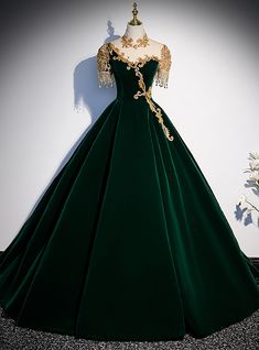 The fit as well as flare silhouette is made in a rich jersey product this dress makes sure to provide you that hourglass figure. Green Ball Gown, Gaun Abad Pertengahan, डिजाइनर कपड़े, Long Formal Gowns, Long Formal Dress, Fantasy Dresses, Beaded Prom Dress, Fantasy Gowns, فستان سهرة