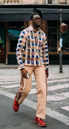 Men Fall 2022 Fashion, Mens Street Style 2022, Flamboyant Mens Fashion, Men Eclectic Fashion, Mens Colourful Outfit, Maximalist Men Outfit, Artsy Mens Fashion, Streetwear Men Outfits Colorful, Retro Mens Fashion