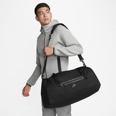 Made for weekend trips or extensive gym sessions, this duffel can do it all. The large main compartment features small pockets to help keep your items organized. A zippered pocket on the outside lets you put small essentials within easy reach. Carry it however you want—whether that's with the detachable and adjustable shoulder strap or the padded dual handles. Like we said, this one can do it all. Nike Duffle Bag, Sport Nike, Nike Bags, Tom Ford Eyewear, Sac Week End, Football Equipment, Clarks Originals, Nike Sports, The Duff