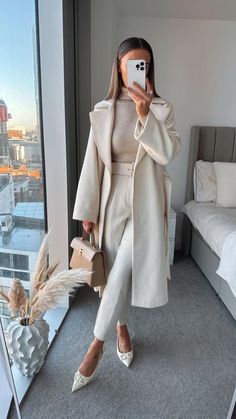 Workwear Capsule Wardrobe, Capsule Wardrobe Outfits, Stil Elegant, Mode Chic, Mode Ootd, White Coat